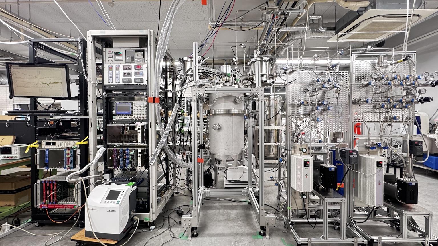 Xenon cooling and purification system